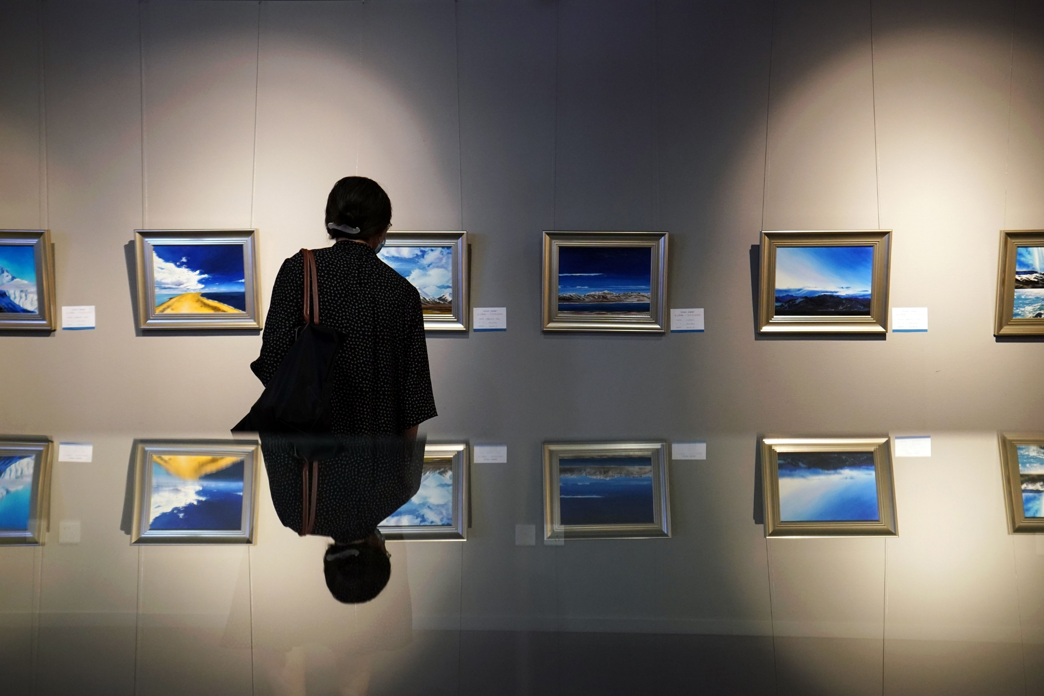 病床是我人生的画板——瘫痪30余年女画家举办个人画展休闲区蓝鸢梦想 - Www.slyday.coM