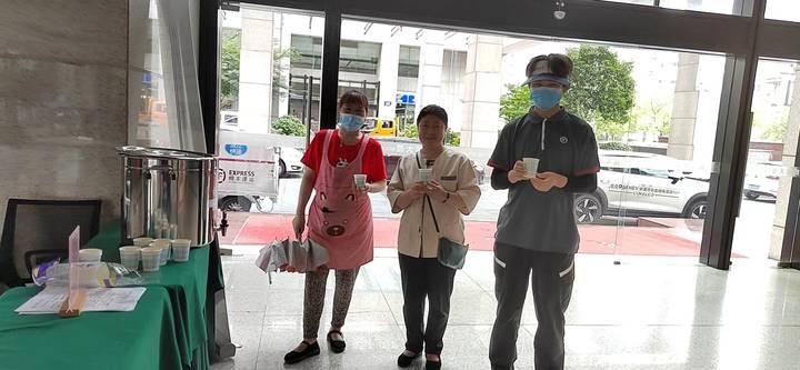 “小时小店请你喝凉茶”摆进杭州写字楼，有外卖小哥忐忑问“免费吗”休闲区蓝鸢梦想 - Www.slyday.coM
