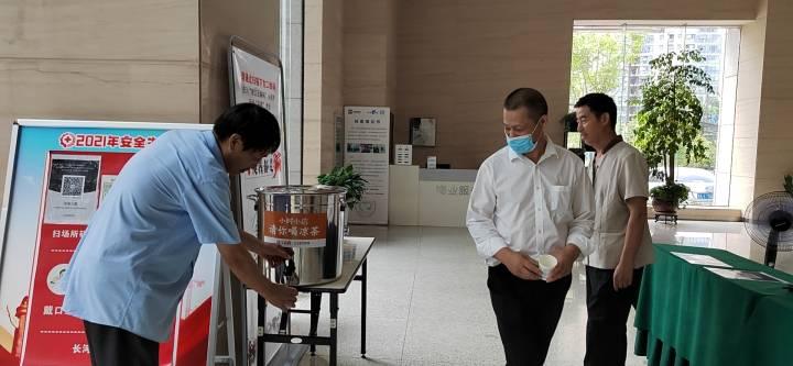 “小时小店请你喝凉茶”摆进杭州写字楼，有外卖小哥忐忑问“免费吗”休闲区蓝鸢梦想 - Www.slyday.coM