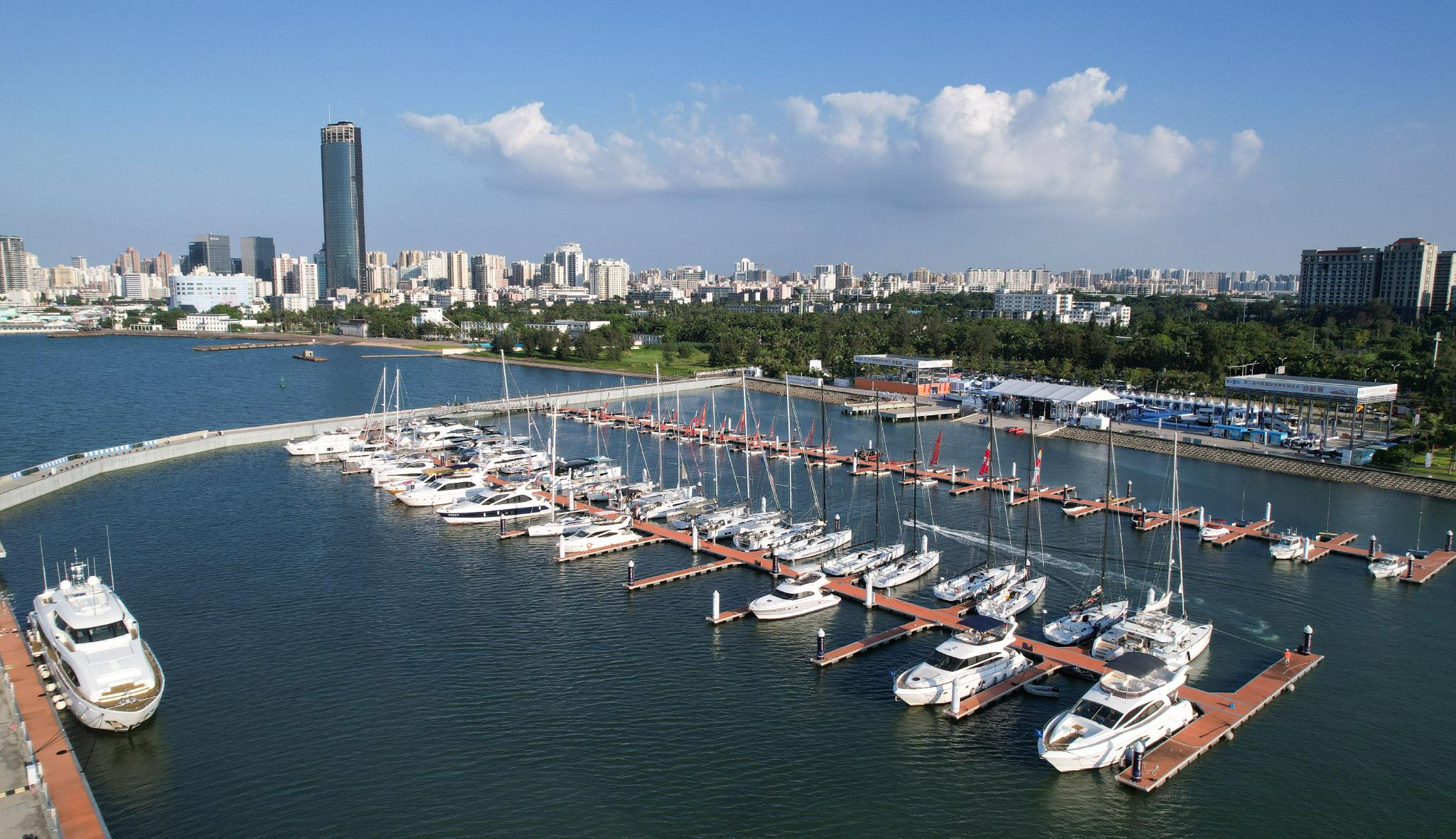 第二届中国国际消费品博览会游艇展开幕