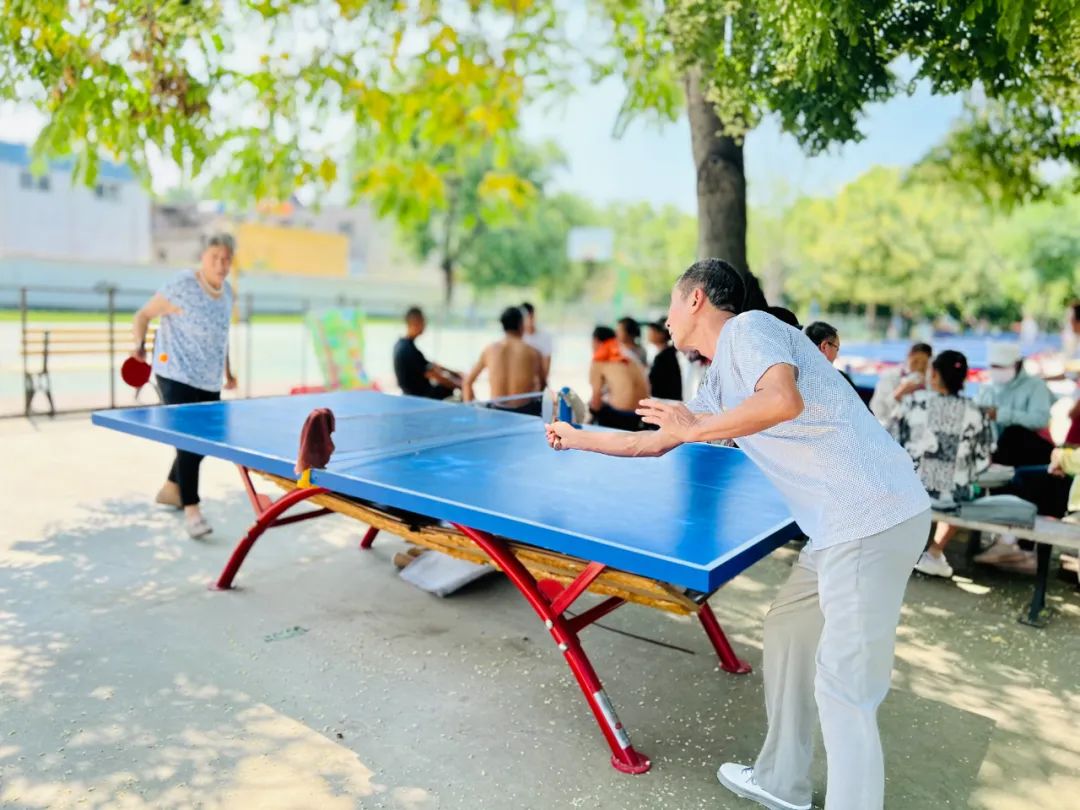 东风公园新安装的乒乓球台,大家开心地打着球.本版摄影 陈曦