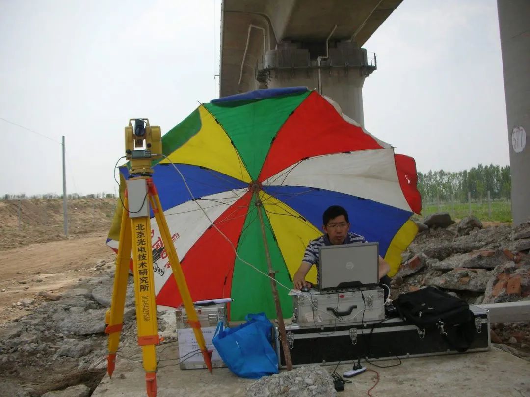 2008年，翟婉明在京津城际铁路试验现场。受访者供图，中国青年报发