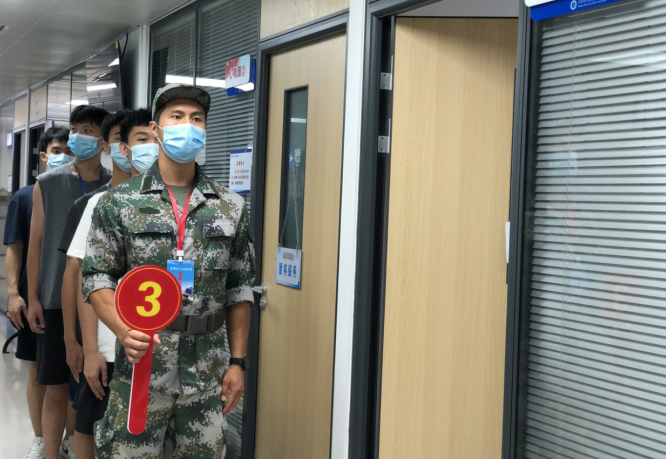 马田街道选派精干民兵参与光明区应征青年上站体检工作