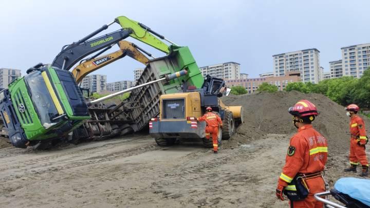 突发杭州一工地内工程车侧翻压中铲车一人被困现场正在救援
