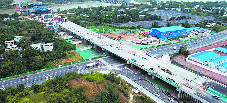 成金简快速路沱江大桥启动桥面施工