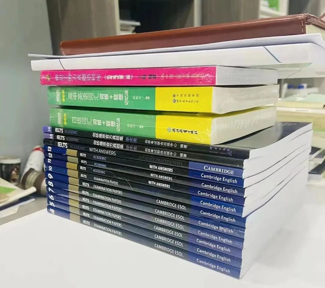 Tom购买的雅思资料(受访者供图)