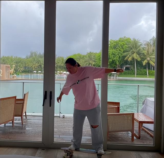 贾玲穿花裤衩海上冲浪,双脚踩滑板十分笨拙,手上大片纹身太突兀|贾玲