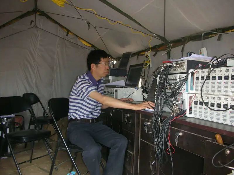 2008年，翟婉明在京津城际铁路试验现场。受访者供图，中国青年报发