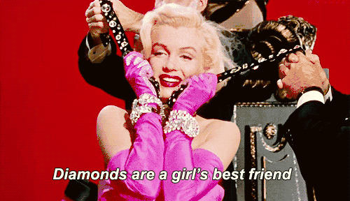 1953年电影《绅士喜爱金发女郎》中，玛丽莲·梦露戴着一身钻石，唱了一首《钻石是女孩最好的