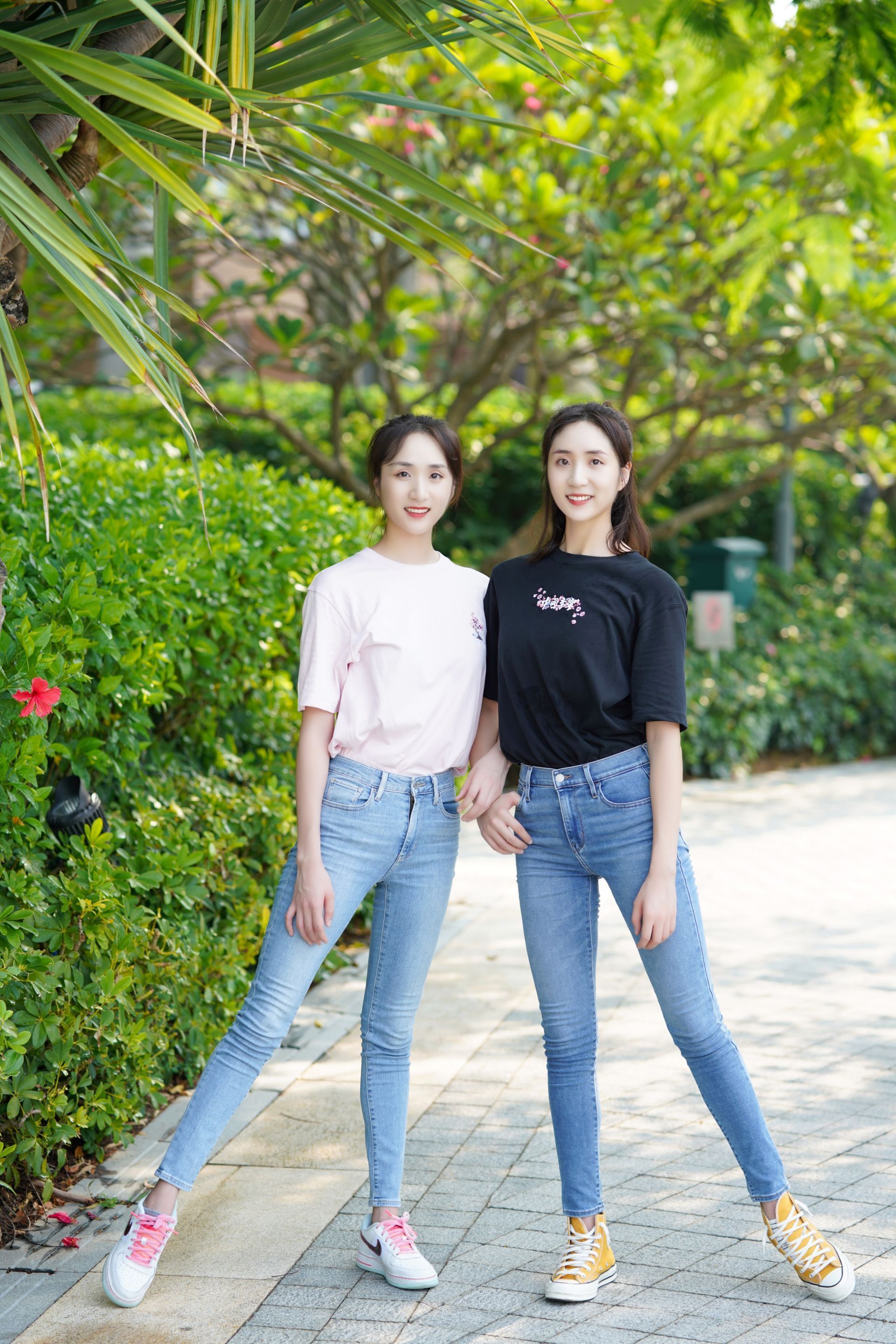 三里屯偶遇穿同紧身裤却搭配迥异的“双胞胎”姐妹花_fengge摄影_新浪博客