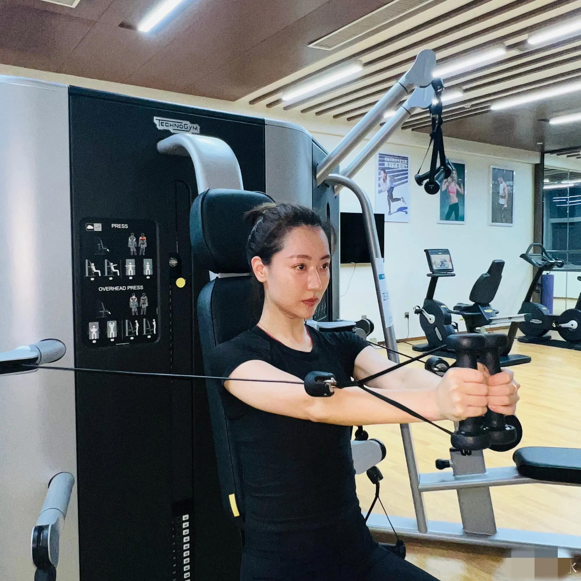 白冰罕晒健身照,素颜出镜状态超好,皮肤白里透红好养眼|白冰|超好