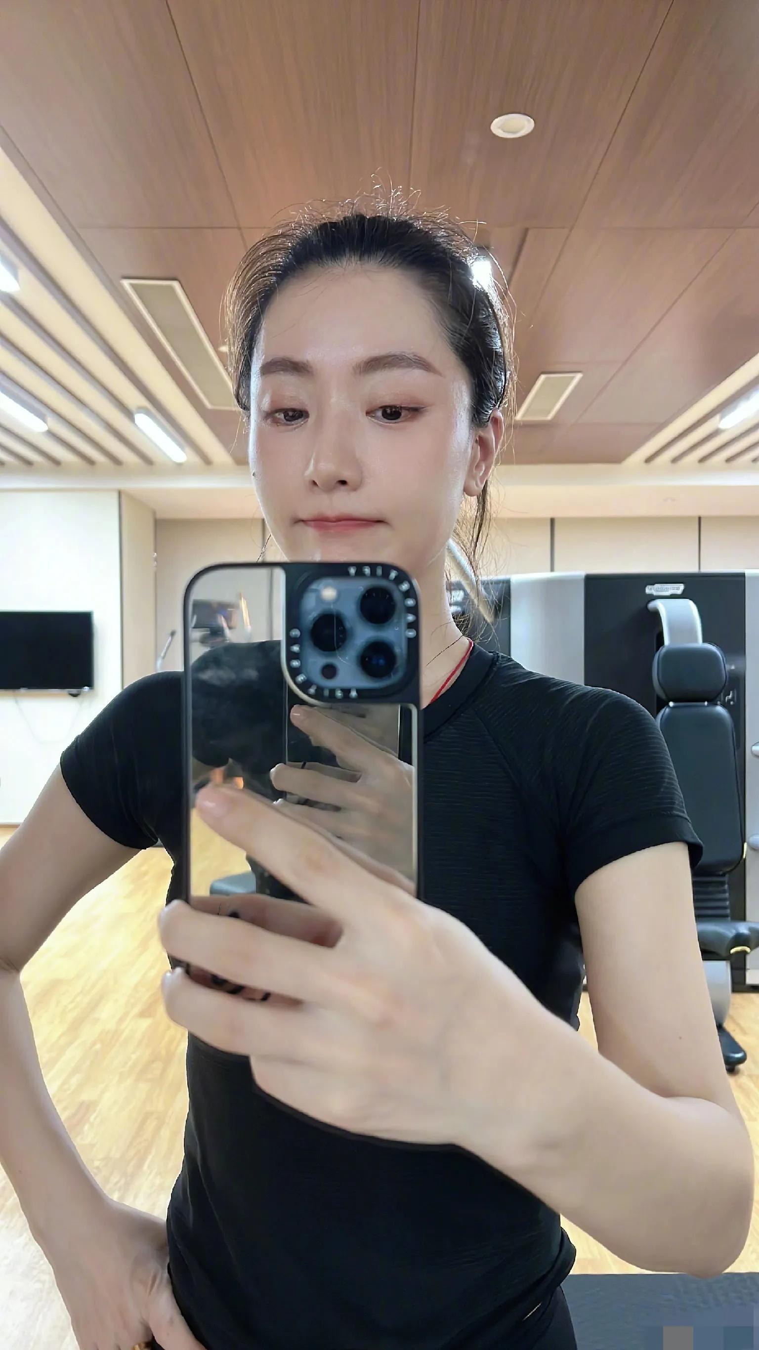 白冰罕晒健身照,素颜出镜状态超好,皮肤白里透红好养眼|白冰|超好