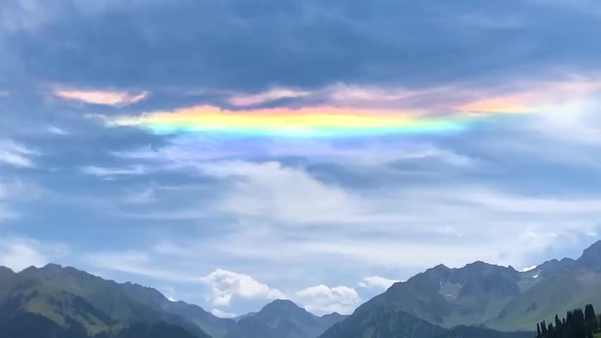 going超话新疆现七彩祥云新疆伊犁蓝天之间高山之上出现一抹七彩祥云