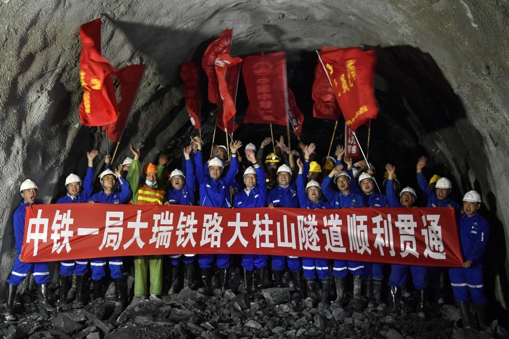 大柱山隧道建设者庆祝隧道贯通.牛榮健 摄