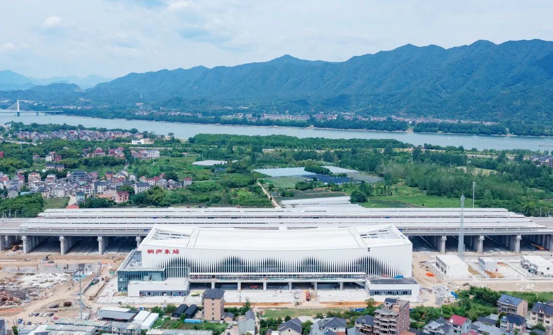 桐庐东站设计理念汲取桐庐的山水特色及富春山居图中的优美笔触,将