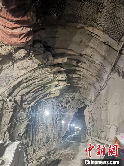 图为哈巴雪山隧道内的软岩大变形. 中铁十六局供图