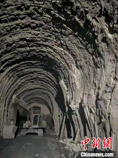 滇藏铁路丽香段哈巴雪山隧道正洞中导洞贯通