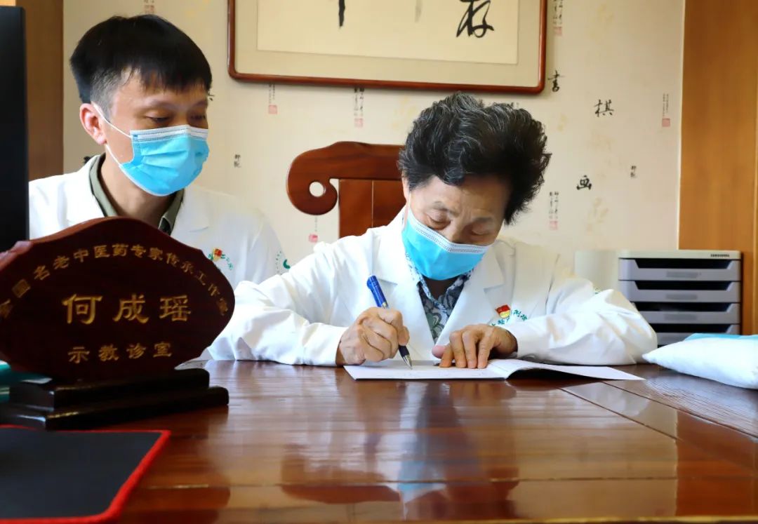 “国医大师”何成瑶:深耕医坛60载 至精至诚医之大者__财经头条