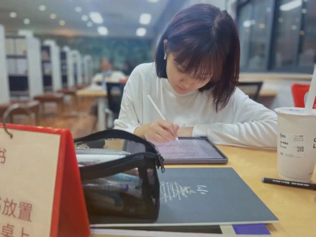 95后女生因染粉红色头发遭网暴，生活受严重影响准备起诉休闲区蓝鸢梦想 - Www.slyday.coM