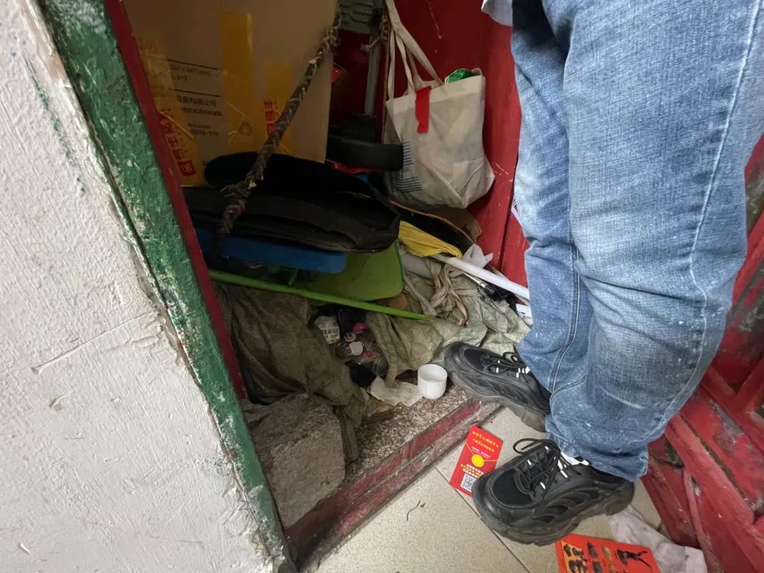 有个爱收集垃圾的邻居是什么体验…上海老爷叔：排泄物还直接往下扔，溅人一身！休闲区蓝鸢梦想 - Www.slyday.coM