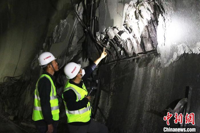 图为哈巴雪山隧道内软岩大变形造成的衬砌开裂. 中铁十六局供图