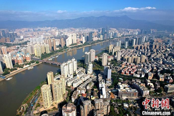 资料图:城市高楼林立。中介 中新社记者 王东明 摄