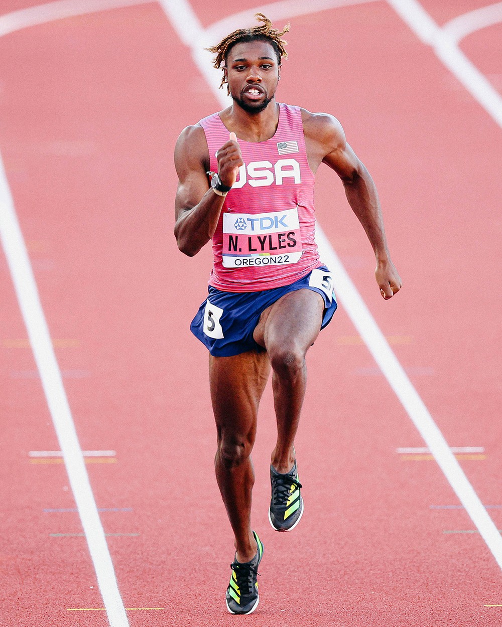 并打破全美纪录▼ 诺亚·莱尔斯卫冕男子 200 米世界冠军▼ 塔米拉特