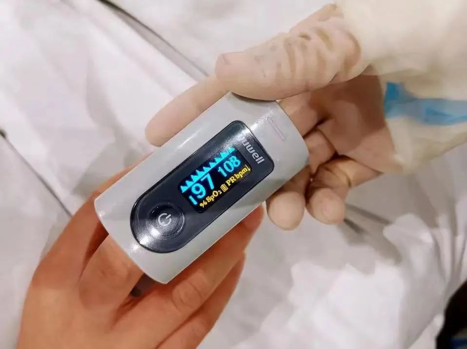 虎亚光和同事们每四小时轮班上岗,监测感染者健康指标,并引导他们适度