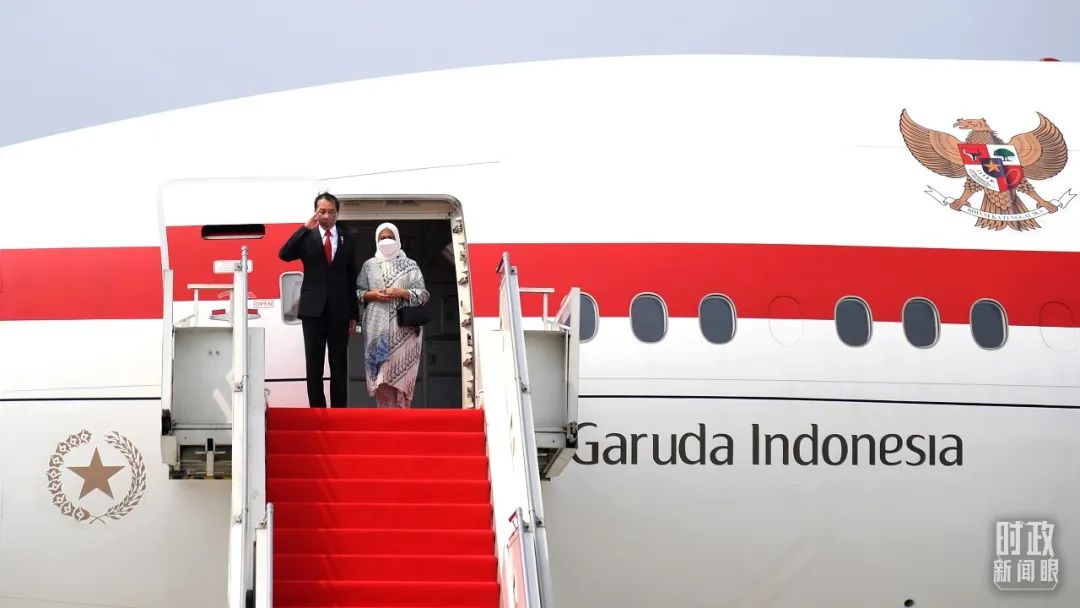 △当地时间2022年7月25日下午，印尼总统佐科偕夫人乘坐专机启程前往北京。（图/视觉中国）