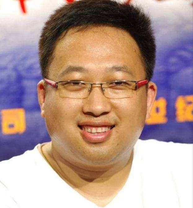 于正挑战清装造型调侃自己太年轻太帅真要转型当演员吗