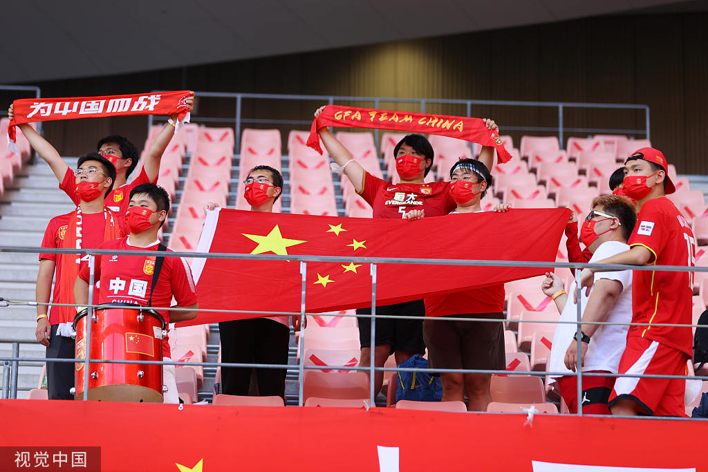 现场为国足加油的中国球迷。