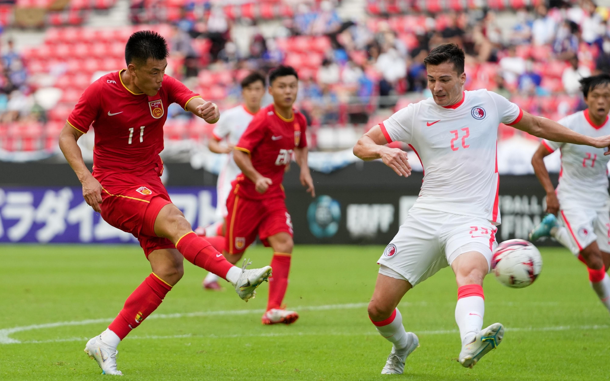 对阵中国香港队，谭龙（左）打进全场唯一进球。 图/新华社