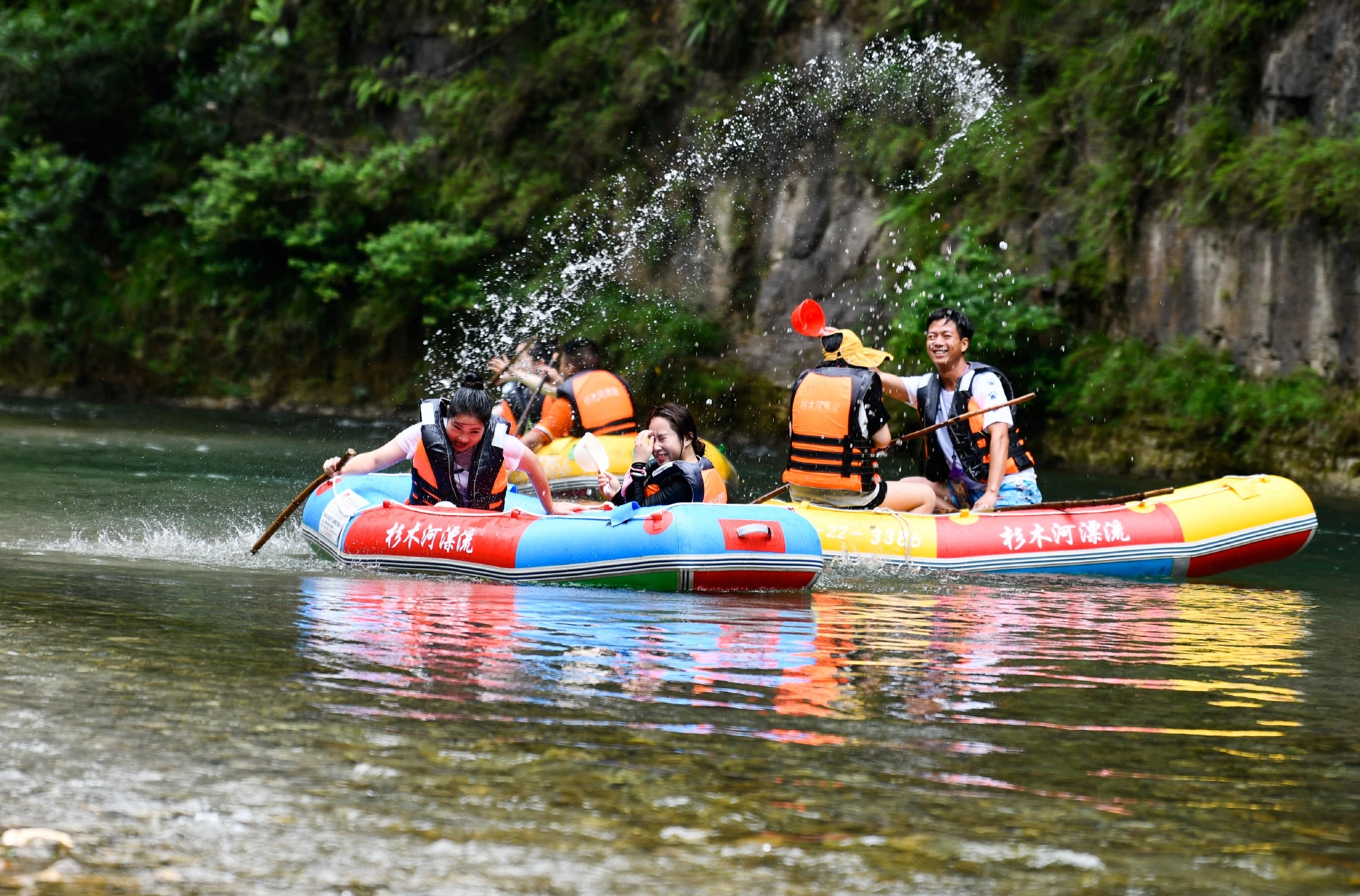 7月28日,游客在贵州省施秉县杉木河景区漂流.