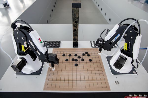 2022年6月15日，山东日照一个工业机器人产业创新基地，智能机器人在下棋。（视觉中国）