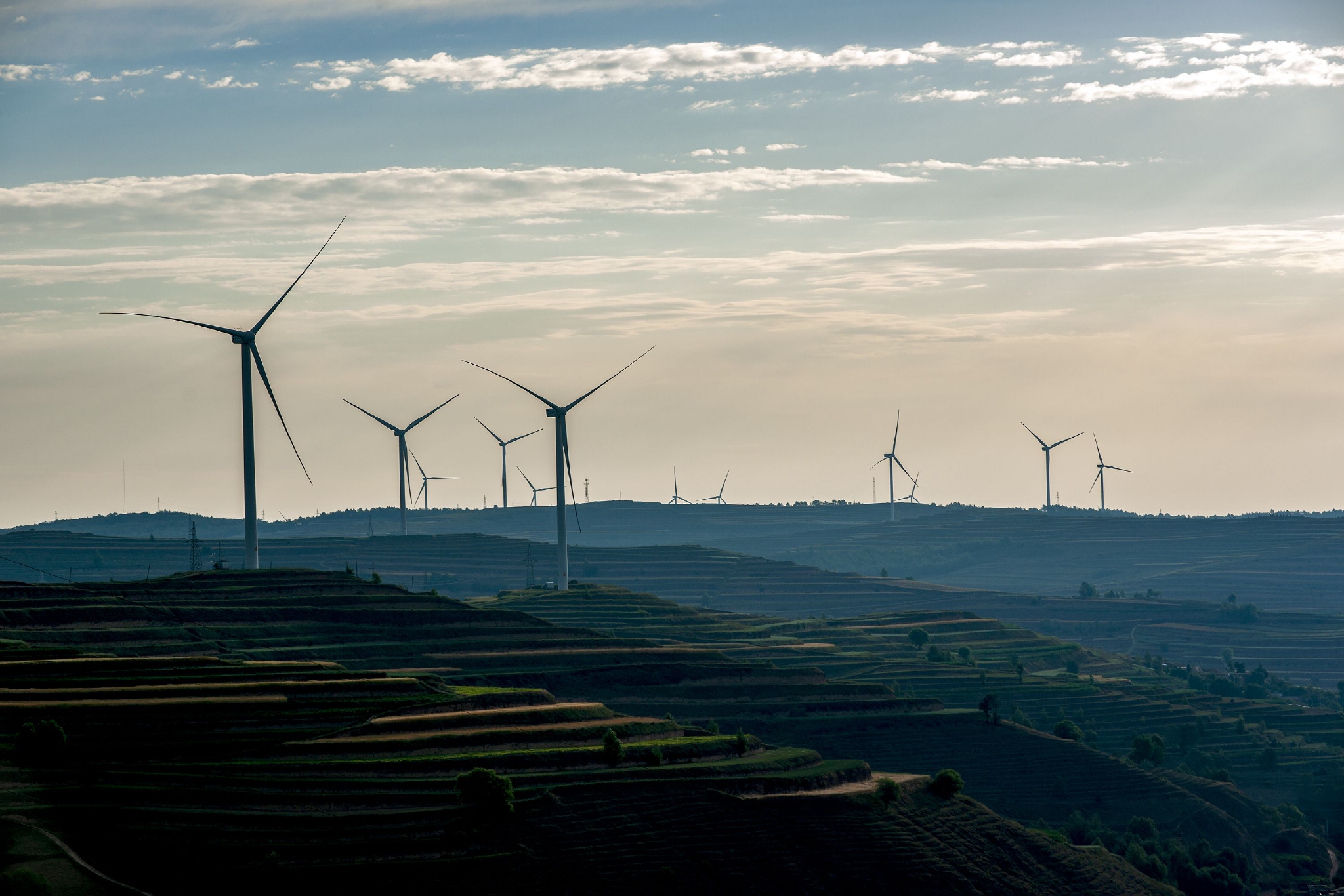 通渭县平襄镇李川村梯田与风电交相辉映,形成一幅工农互补,生态优美的