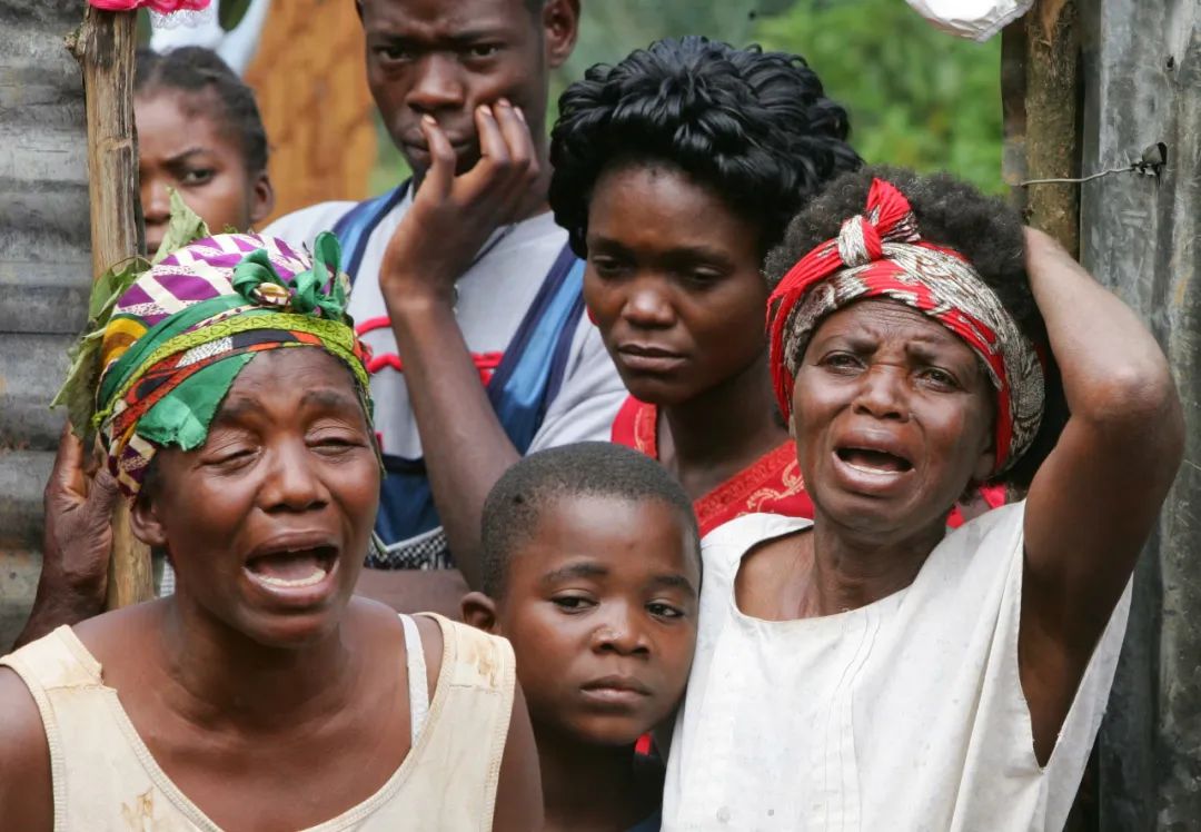 当地时间2005年4月19日，安哥拉威热省，疑似马尔堡病毒遇难者的亲属恸哭哀悼。图/IC photo