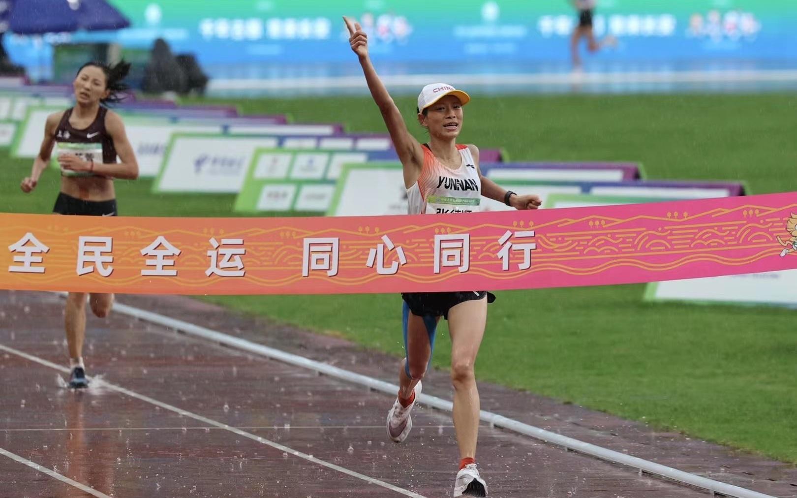 2021年全运会女子马拉松比赛，张德顺雨中夺冠。 受访者供图