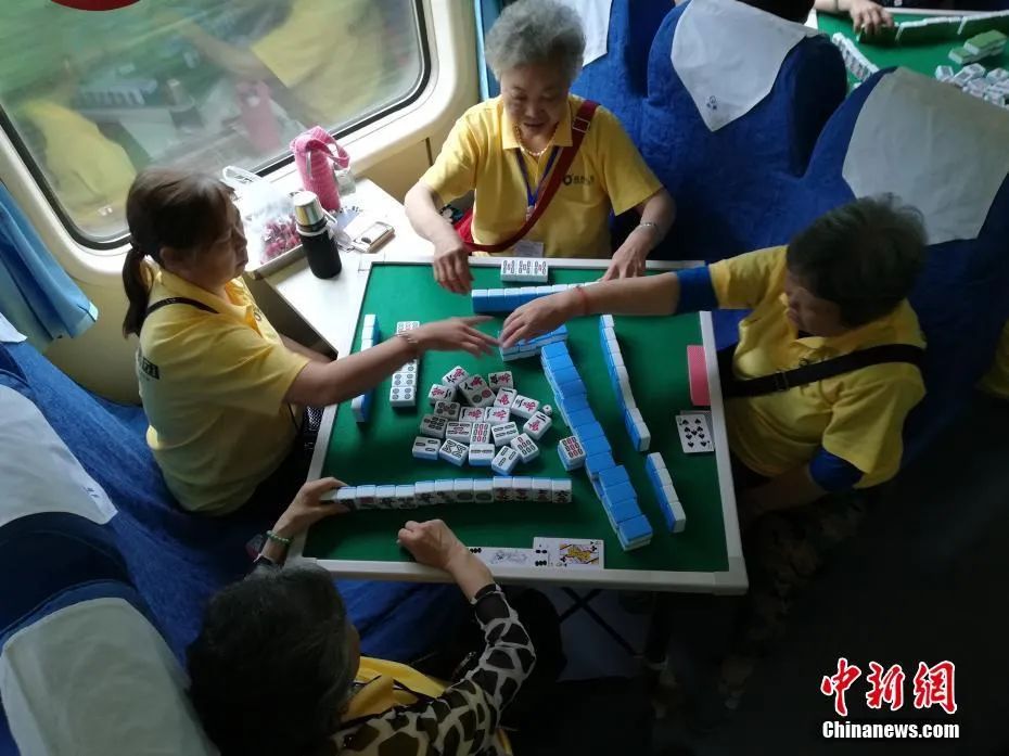 图为老人们正在进行麻将比赛.魏刚 摄