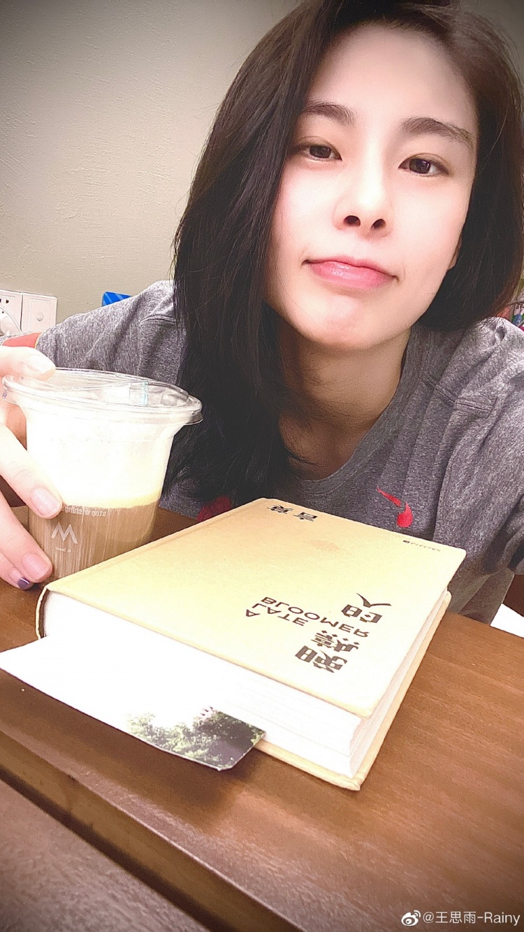 女篮姑娘王思雨晒自拍照周四你们在干嘛