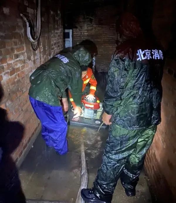 迎战暴雨北京消防部门出警40起