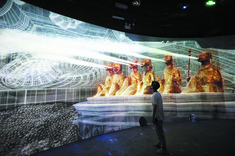 7月12日，RE睿·国际创意馆内的人身兽首铜像喷水的数字模拟景象。新京报记者 王嘉宁 摄