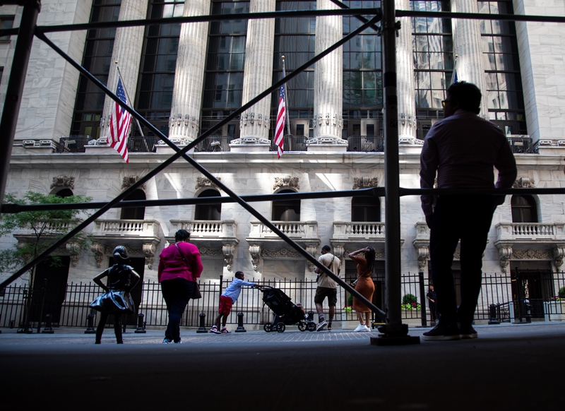 　　这是2022年6月13日行人走过美国纽约证券交易所大楼的资料照片。新华社发（郭克摄）