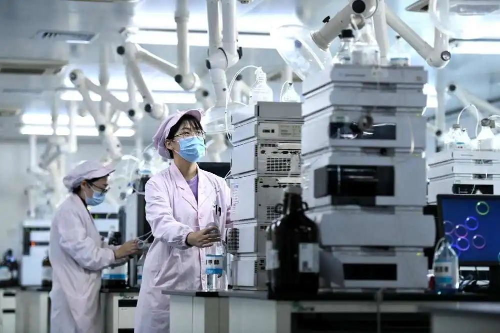 图为石家庄市一家医药生产企业检测车间.陈其保摄