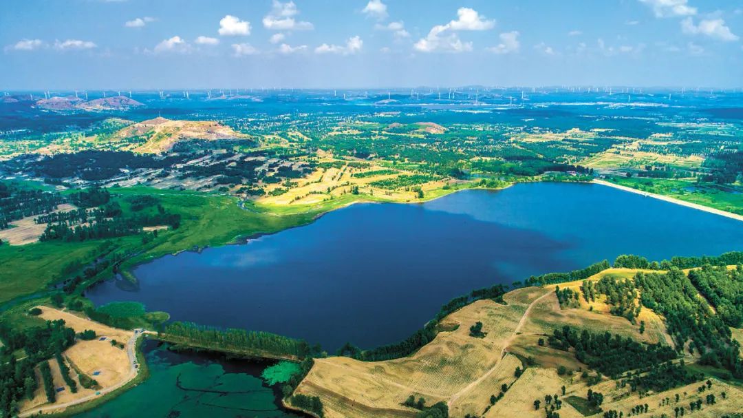 辽宁省彰武县德力格尔湖畔绿意浓郁.潘大为 摄