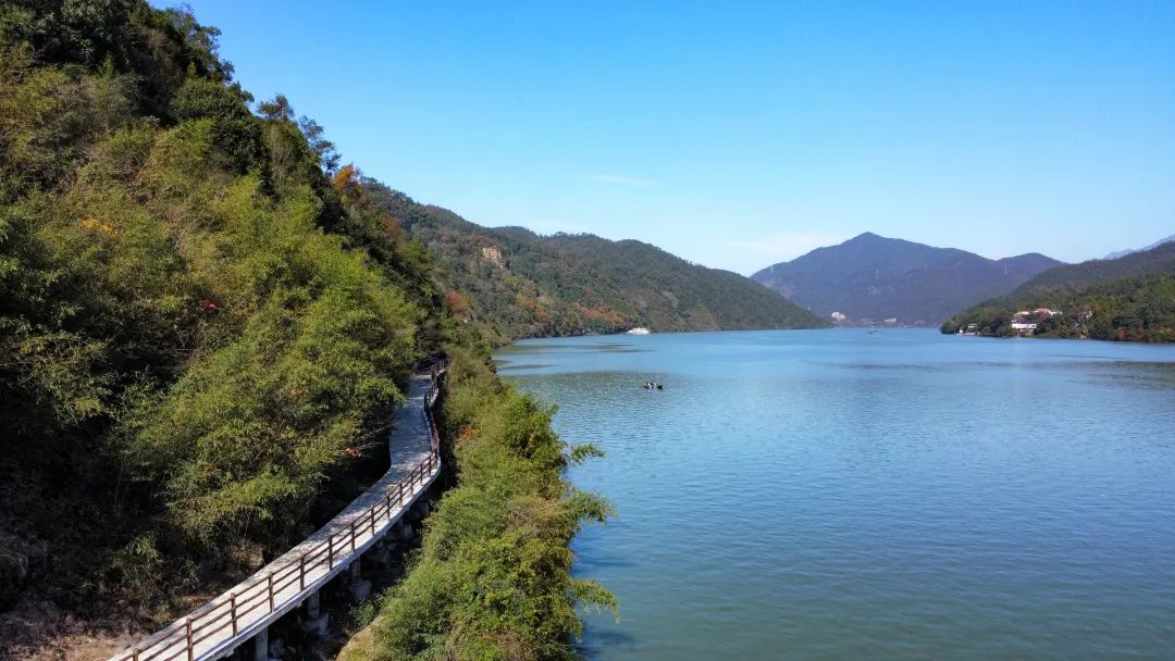 通过滨水,生态山体游步道和严陵古道等将严子陵钓台,芦茨湾等景点串珠