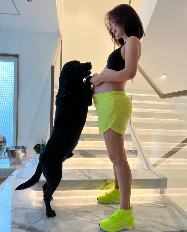 卢靖姗晒大肚照!穿吊带背心露圆润孕肚,让狗狗趴肚子很大胆__财经头条