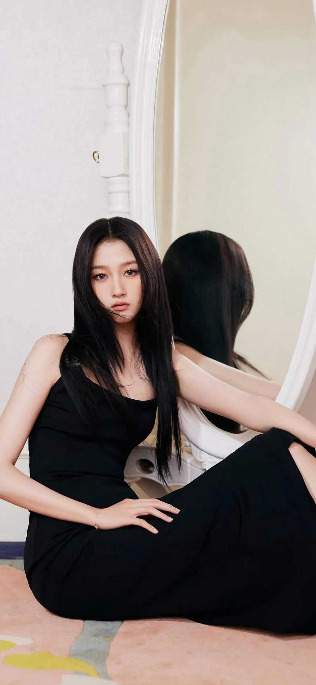 关晓彤魅惑黑裙写真你觉得怎么样