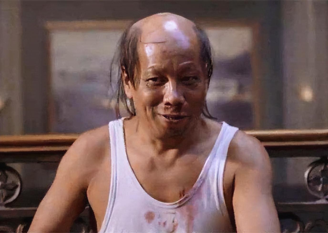 老戏骨梁小龙惹争议疑喝醉在街上耍功夫把包里的狗吓到摔地上