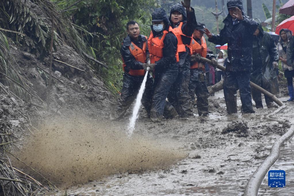 2020年5月下旬，独龙江边境派出所民警在泥石流灾害中开展抢险救援工作（怒江边境管理支队 供图）