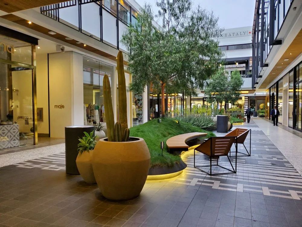 设计团队将建筑,室内设计和景观建筑融为一体,以创造无与伦比的零售